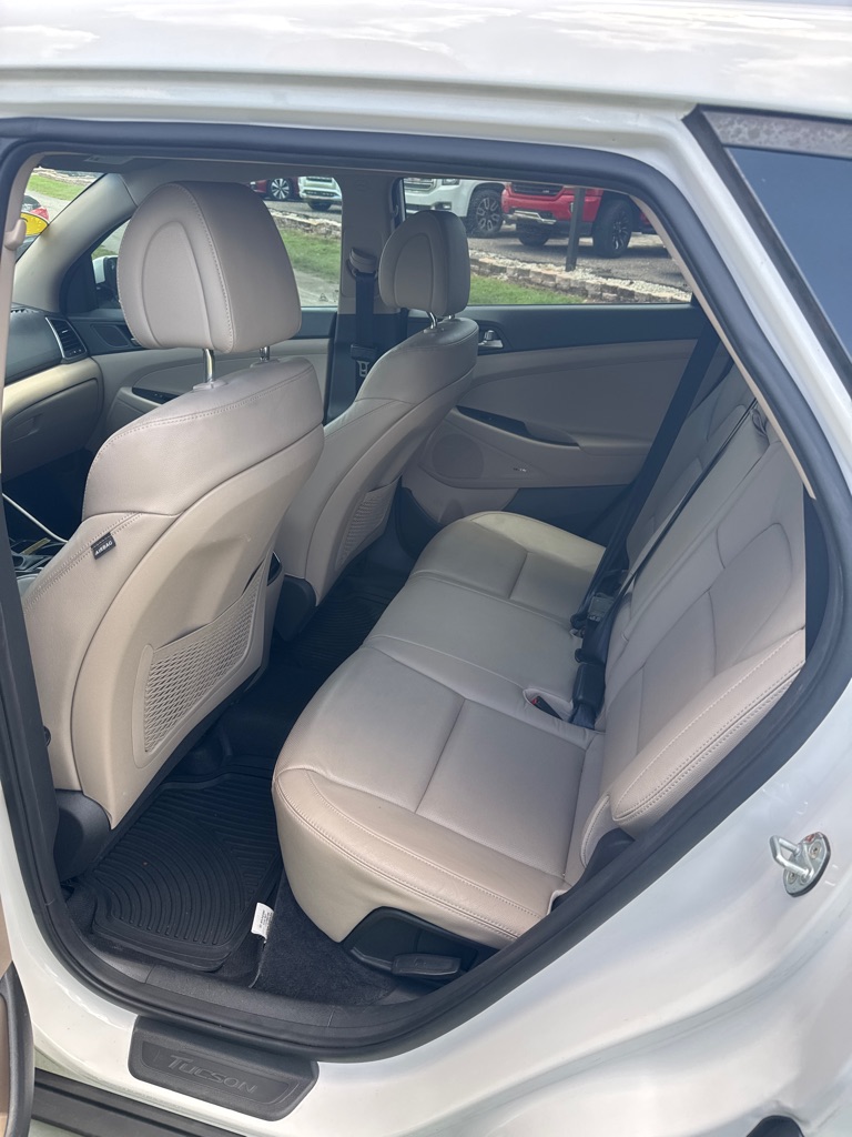 Photo 16 of this HYUNDAI TUCSON
