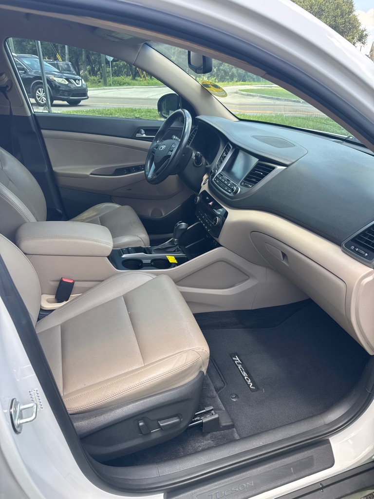 Photo 13 of this HYUNDAI TUCSON