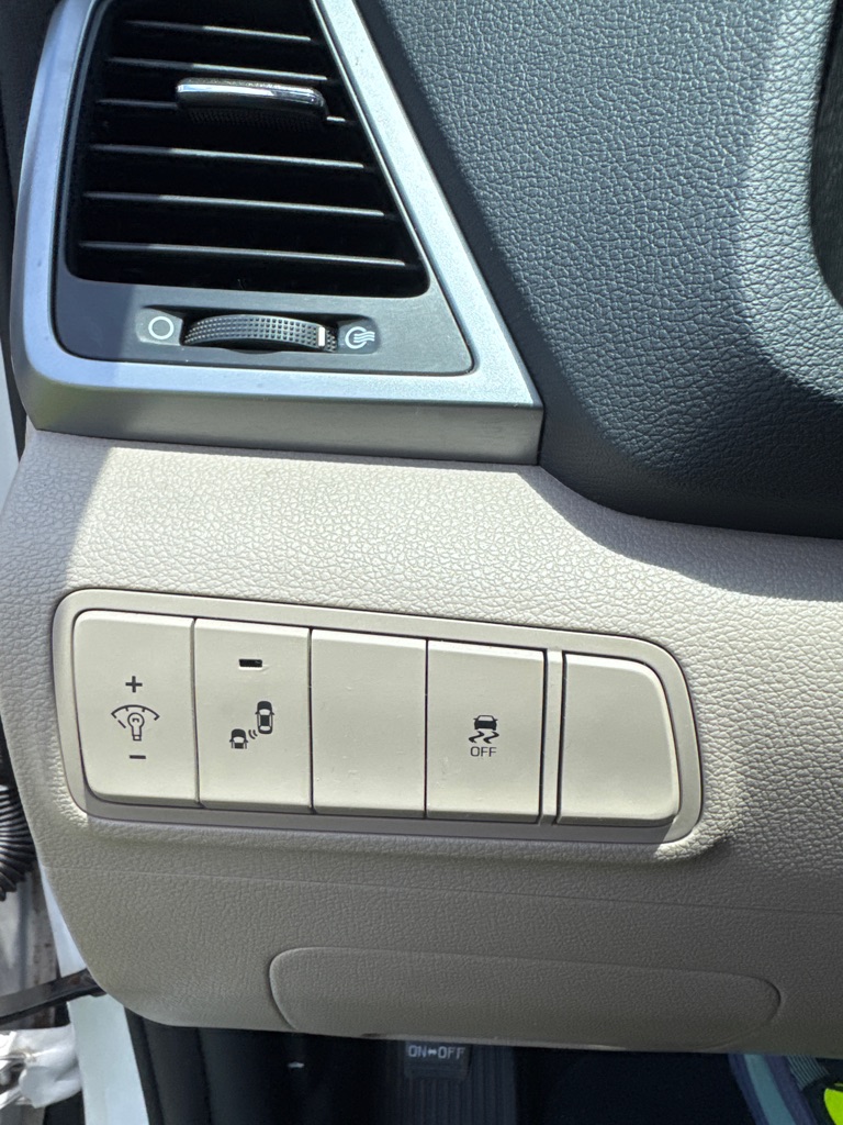 Photo 32 of this HYUNDAI TUCSON