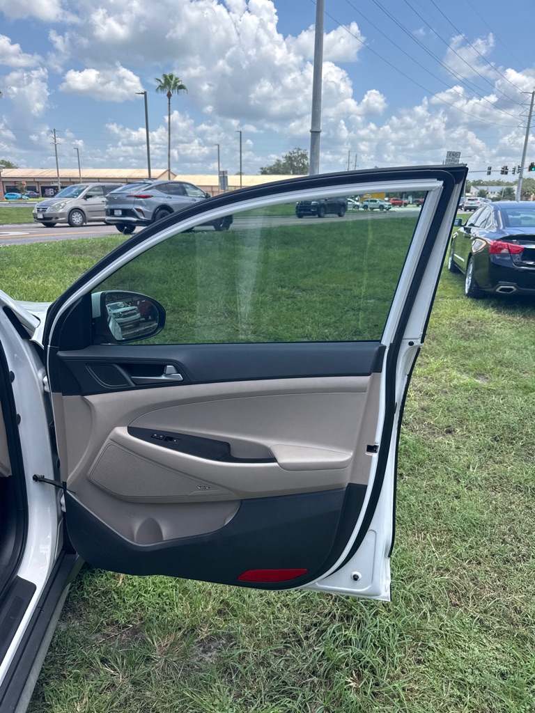 Photo 12 of this HYUNDAI TUCSON