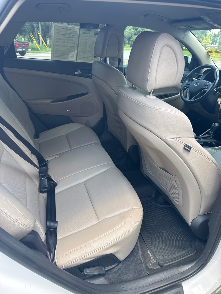 Photo 9 of this HYUNDAI TUCSON