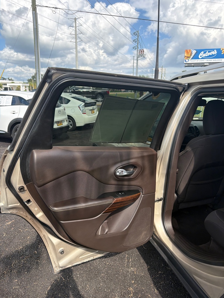 Photo 17 of this JEEP CHEROKEE