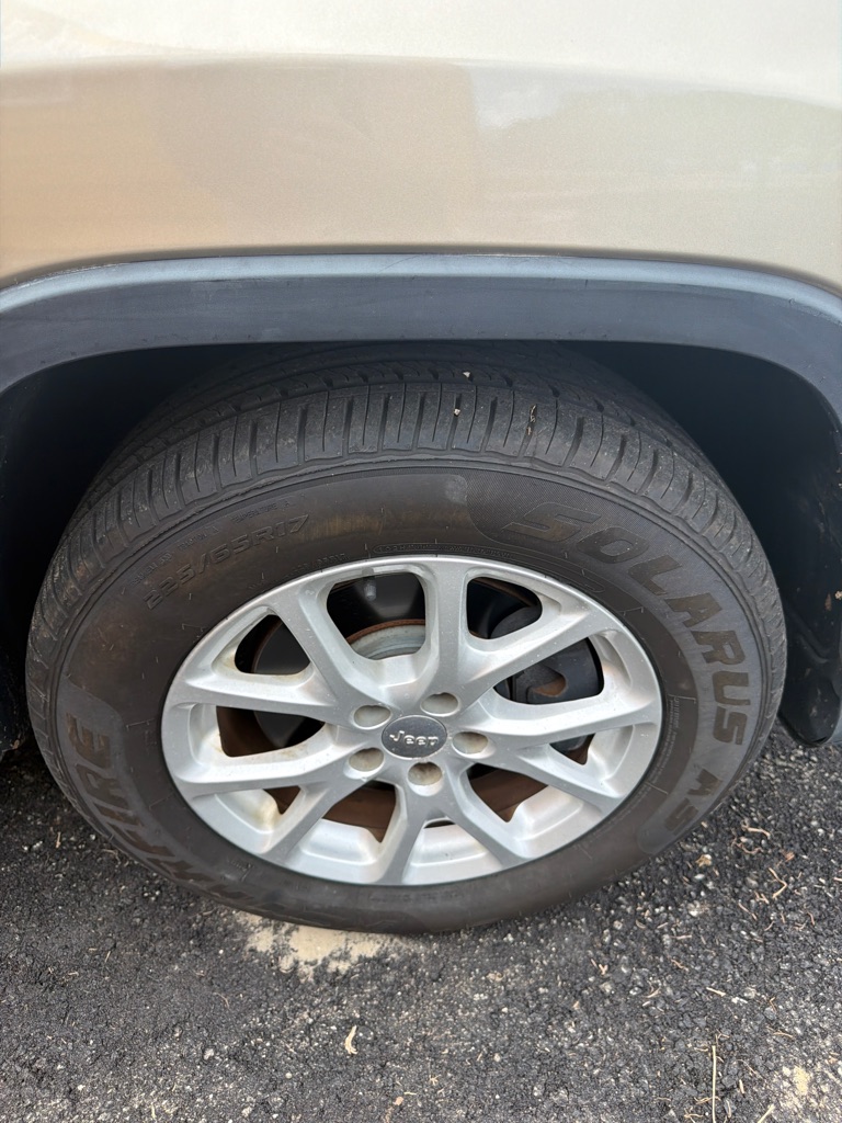 Photo 9 of this JEEP CHEROKEE
