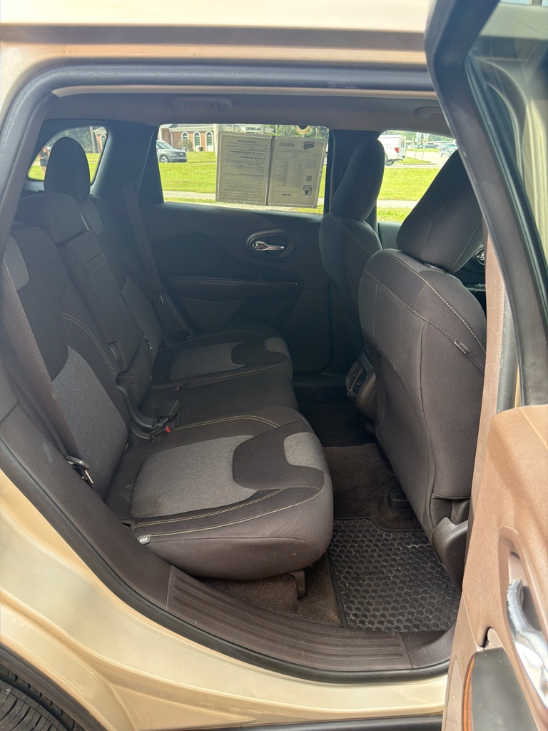 Photo 14 of this JEEP CHEROKEE