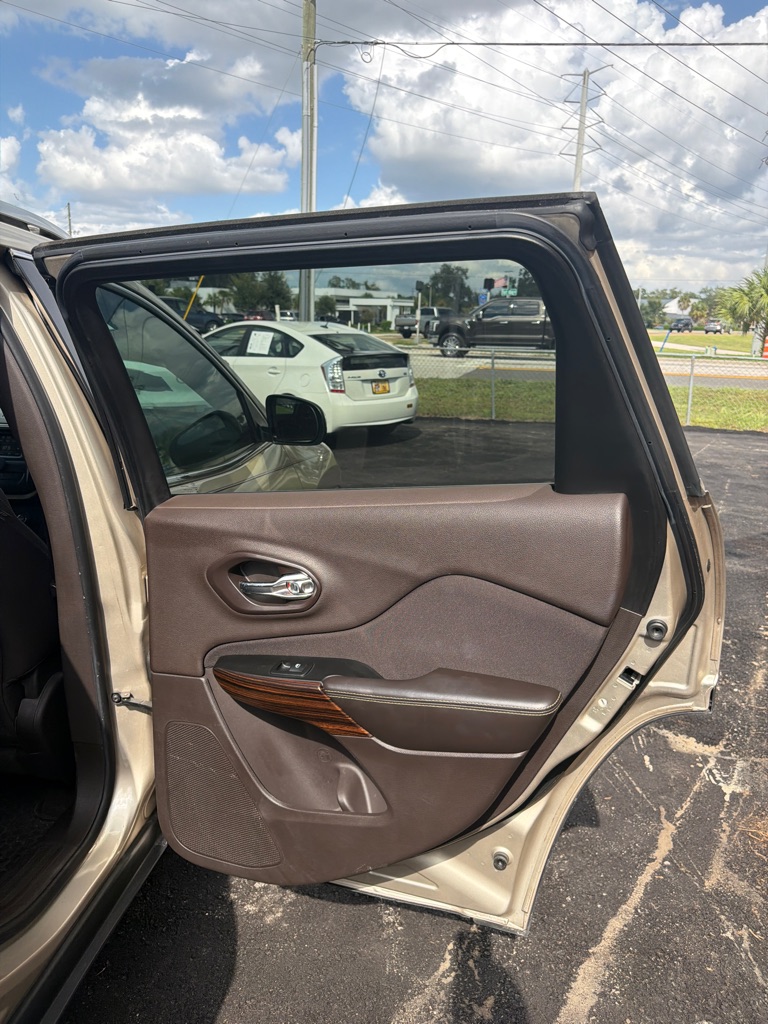 Photo 15 of this JEEP CHEROKEE