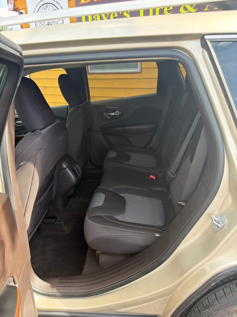 Photo 16 of this JEEP CHEROKEE