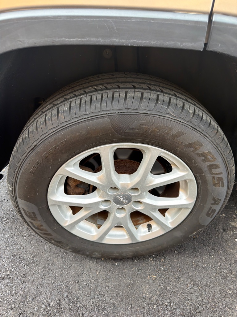 Photo 10 of this JEEP CHEROKEE
