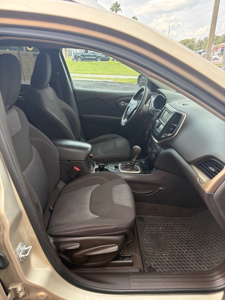 Photo 12 of this JEEP CHEROKEE