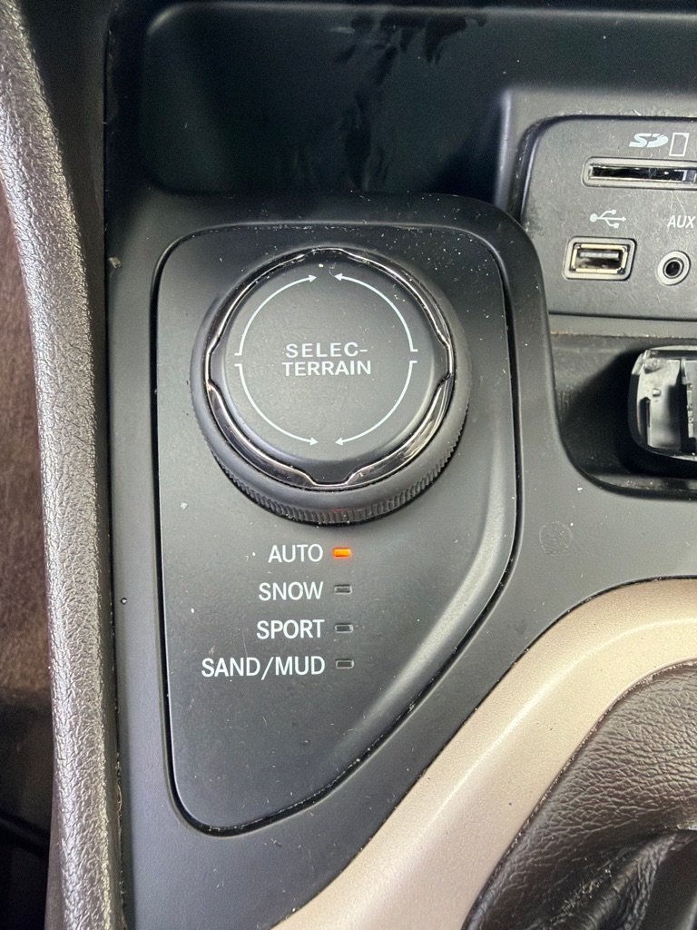 Photo 20 of this JEEP CHEROKEE