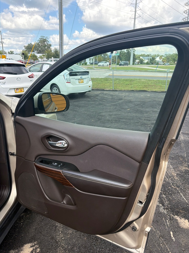 Photo 11 of this JEEP CHEROKEE