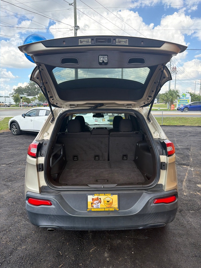Photo 22 of this JEEP CHEROKEE