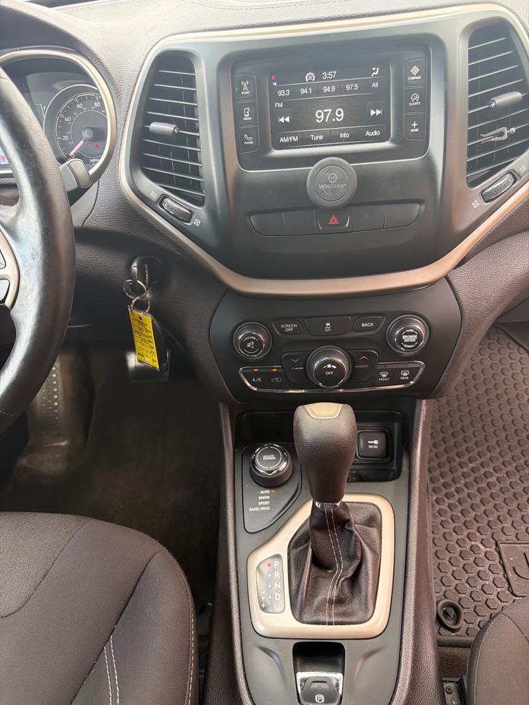 Photo 13 of this JEEP CHEROKEE