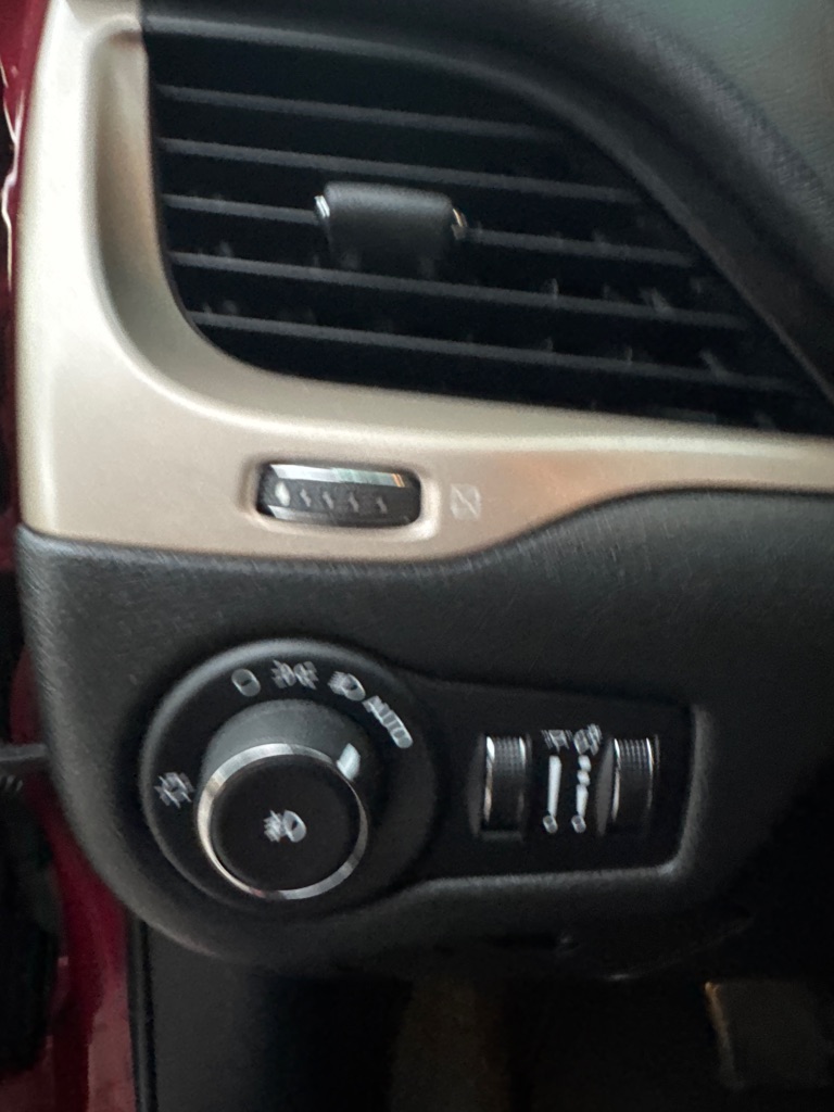 Photo 27 of this JEEP CHEROKEE