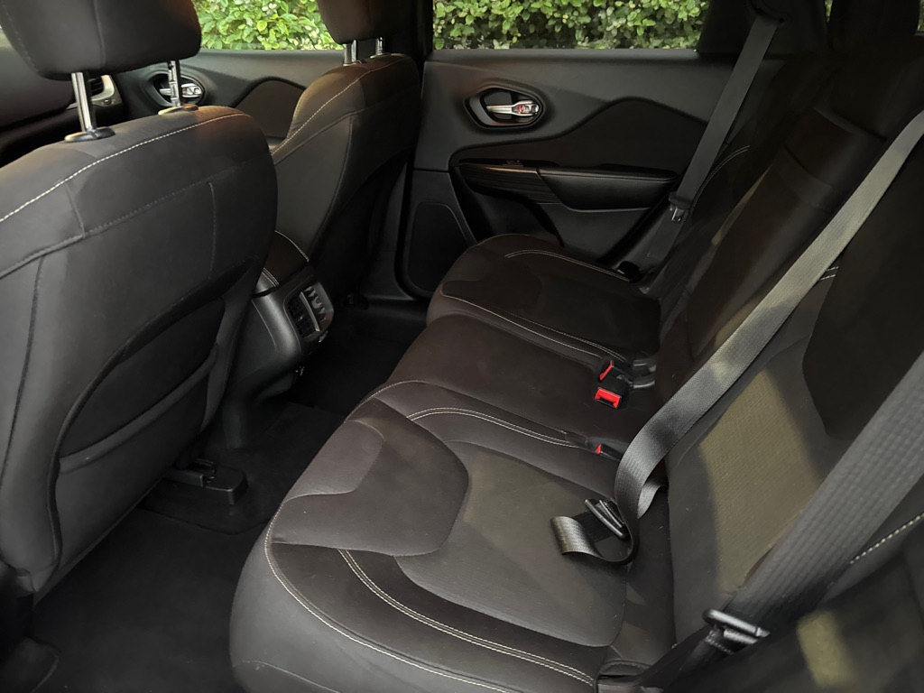 Photo 12 of this JEEP CHEROKEE