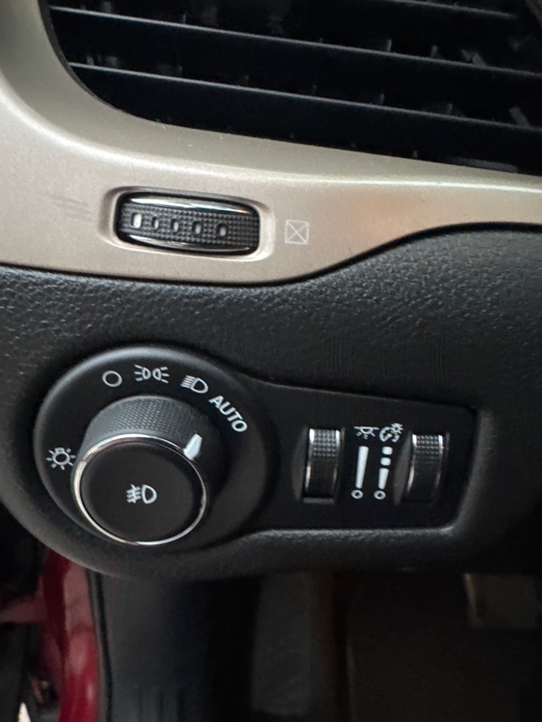 Photo 21 of this JEEP CHEROKEE