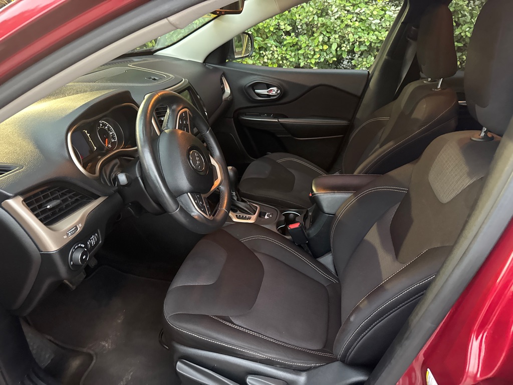 Photo 19 of this JEEP CHEROKEE
