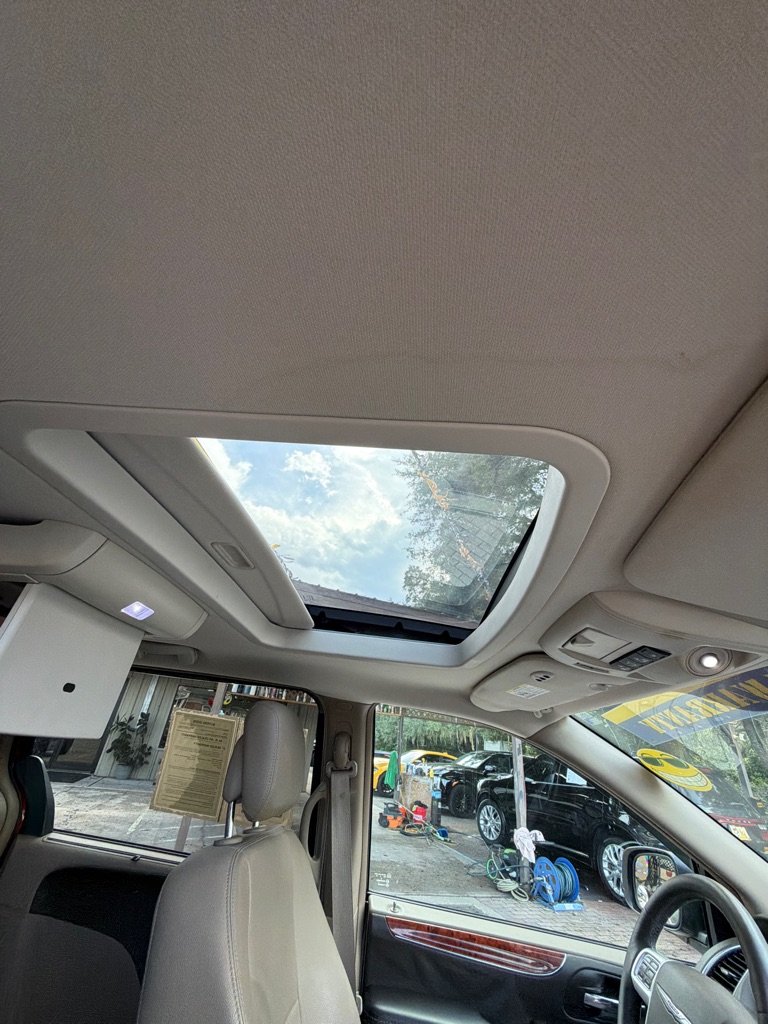 Photo 17 of this CHRYSLER TOWN & COUNTRY