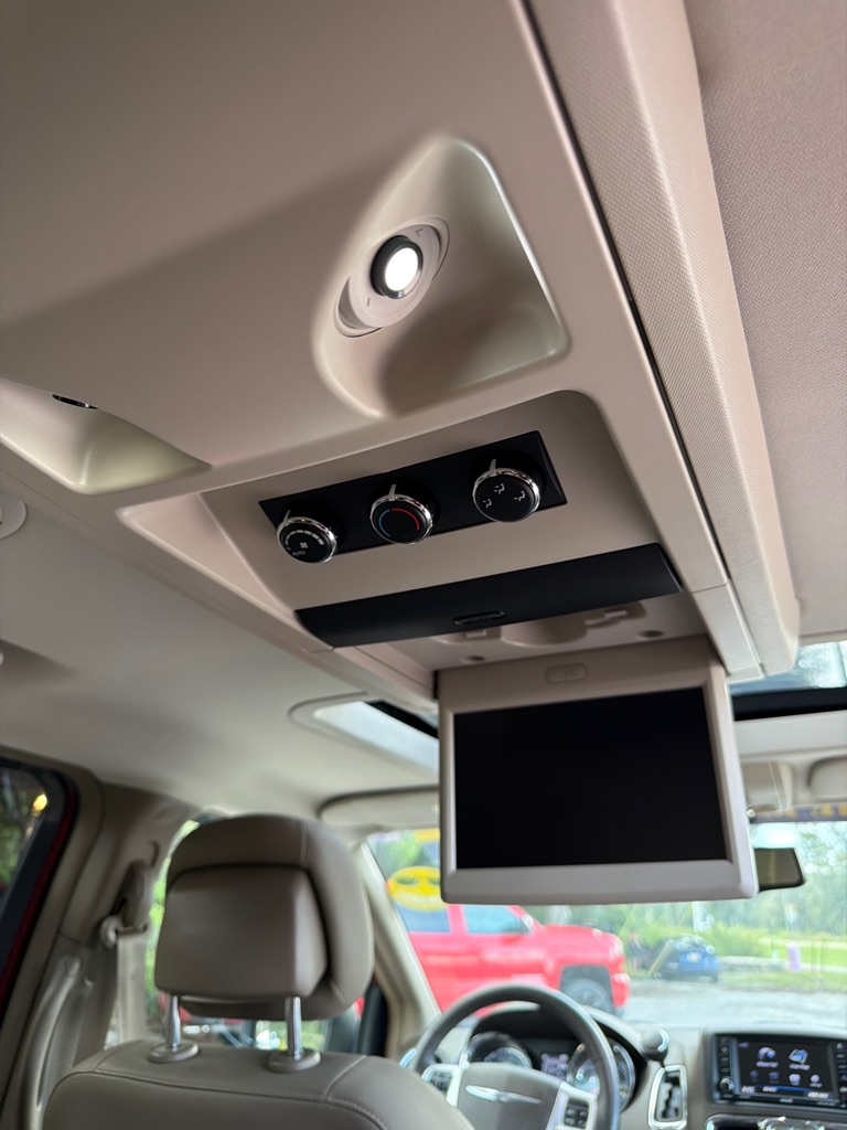 Photo 19 of this CHRYSLER TOWN & COUNTRY