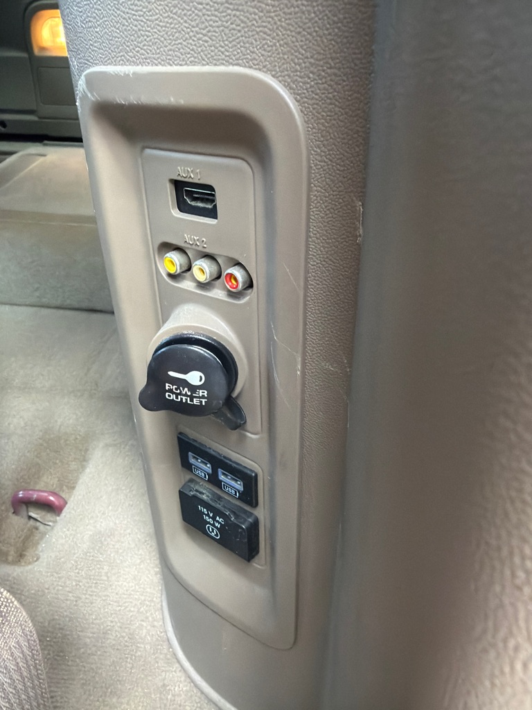 Photo 28 of this CHRYSLER TOWN & COUNTRY