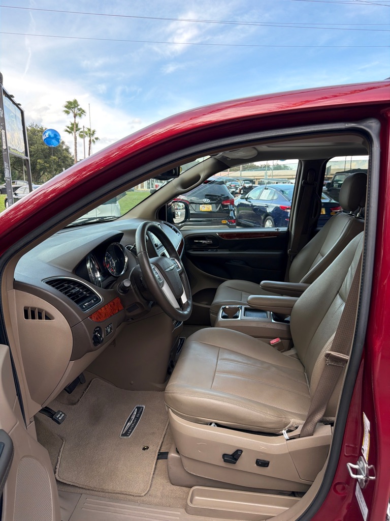 Photo 22 of this CHRYSLER TOWN & COUNTRY