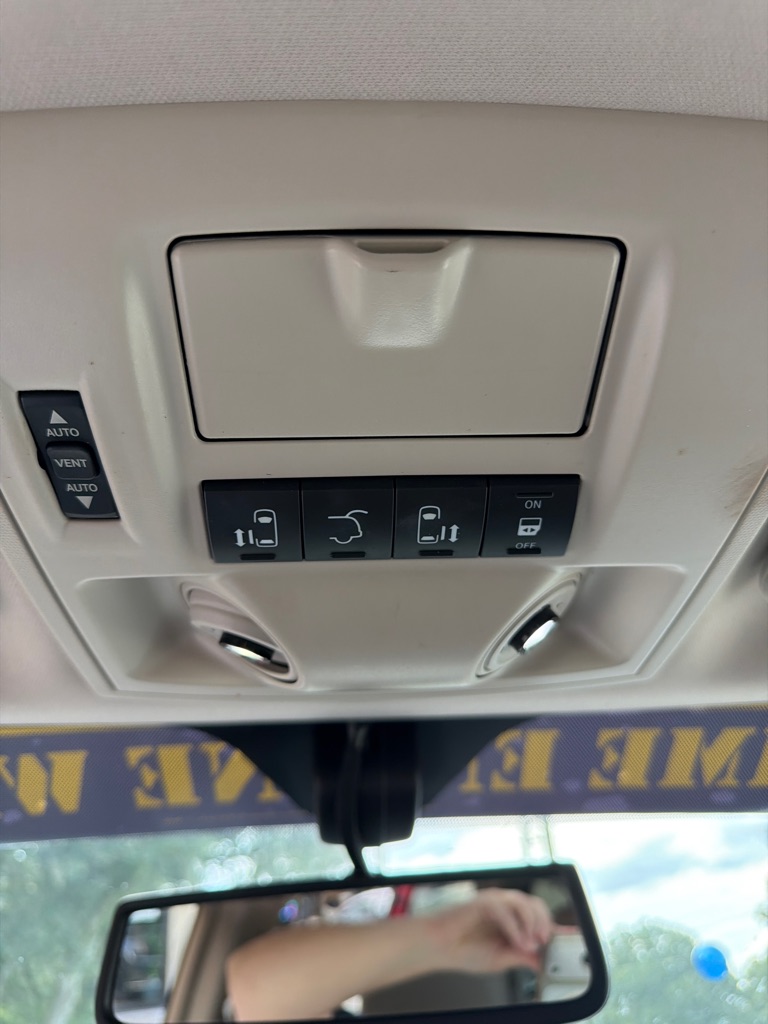 Photo 24 of this CHRYSLER TOWN & COUNTRY
