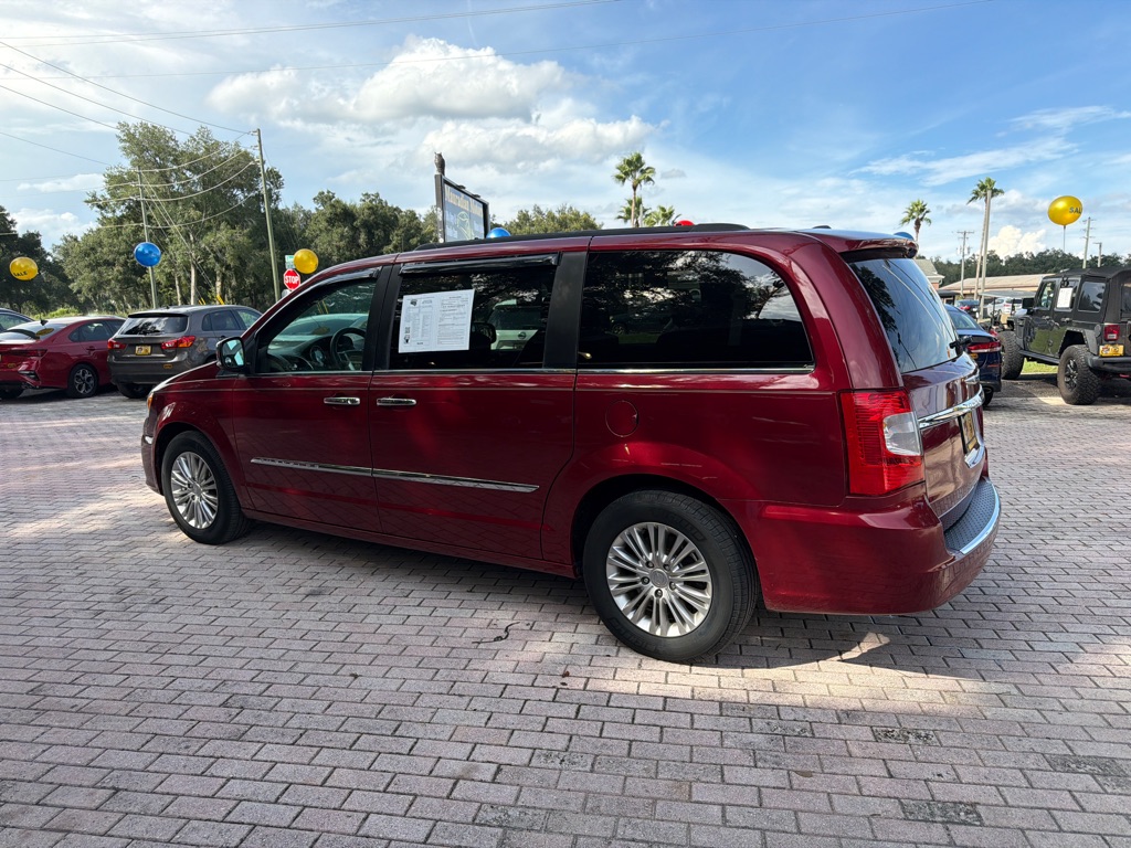 Photo 4 of this CHRYSLER TOWN & COUNTRY