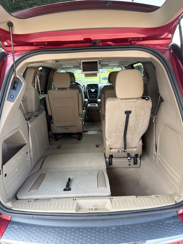 Photo 12 of this CHRYSLER TOWN & COUNTRY