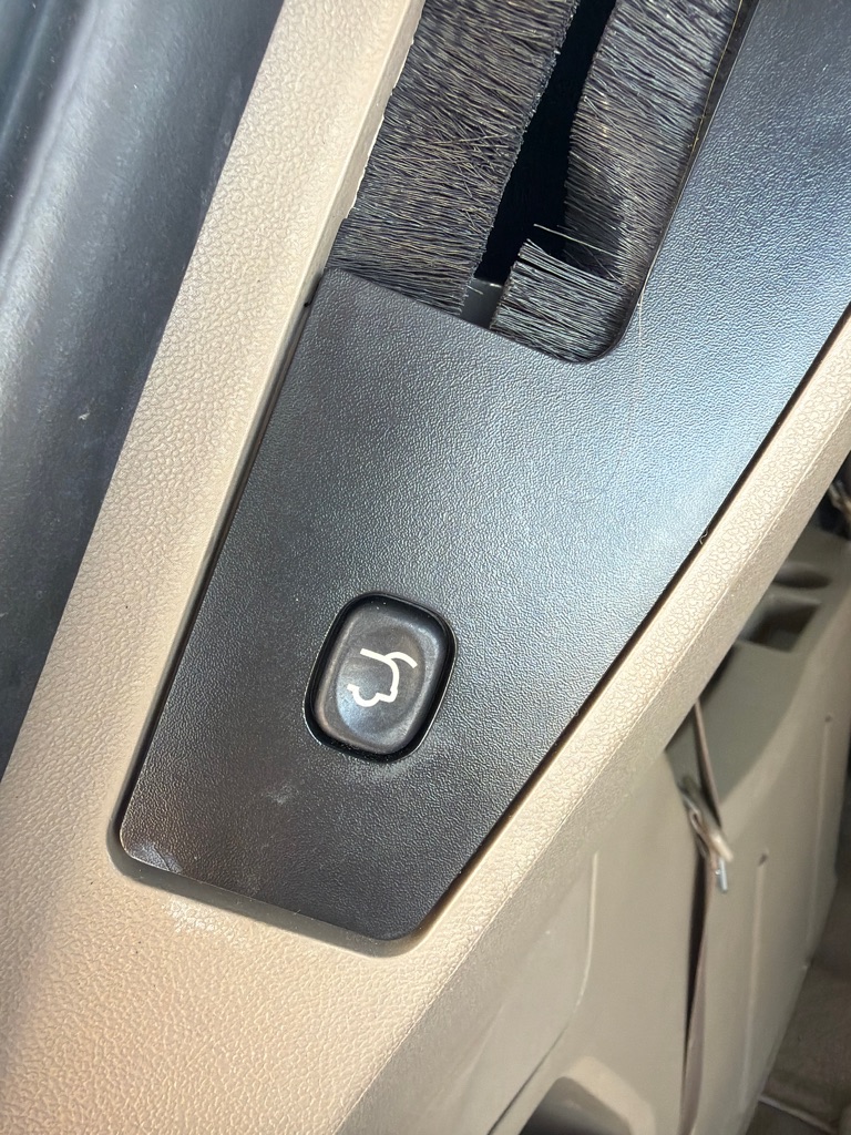 Photo 13 of this CHRYSLER TOWN & COUNTRY