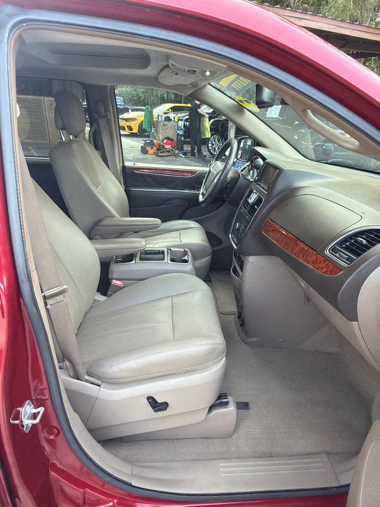 Photo 16 of this CHRYSLER TOWN & COUNTRY
