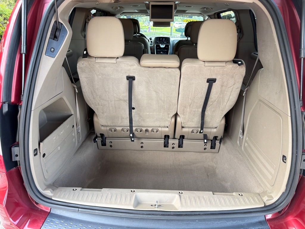Photo 11 of this CHRYSLER TOWN & COUNTRY