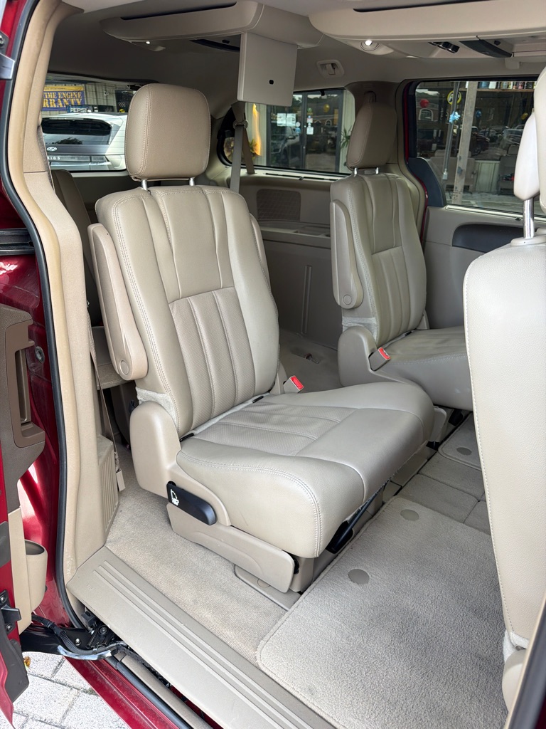 Photo 18 of this CHRYSLER TOWN & COUNTRY