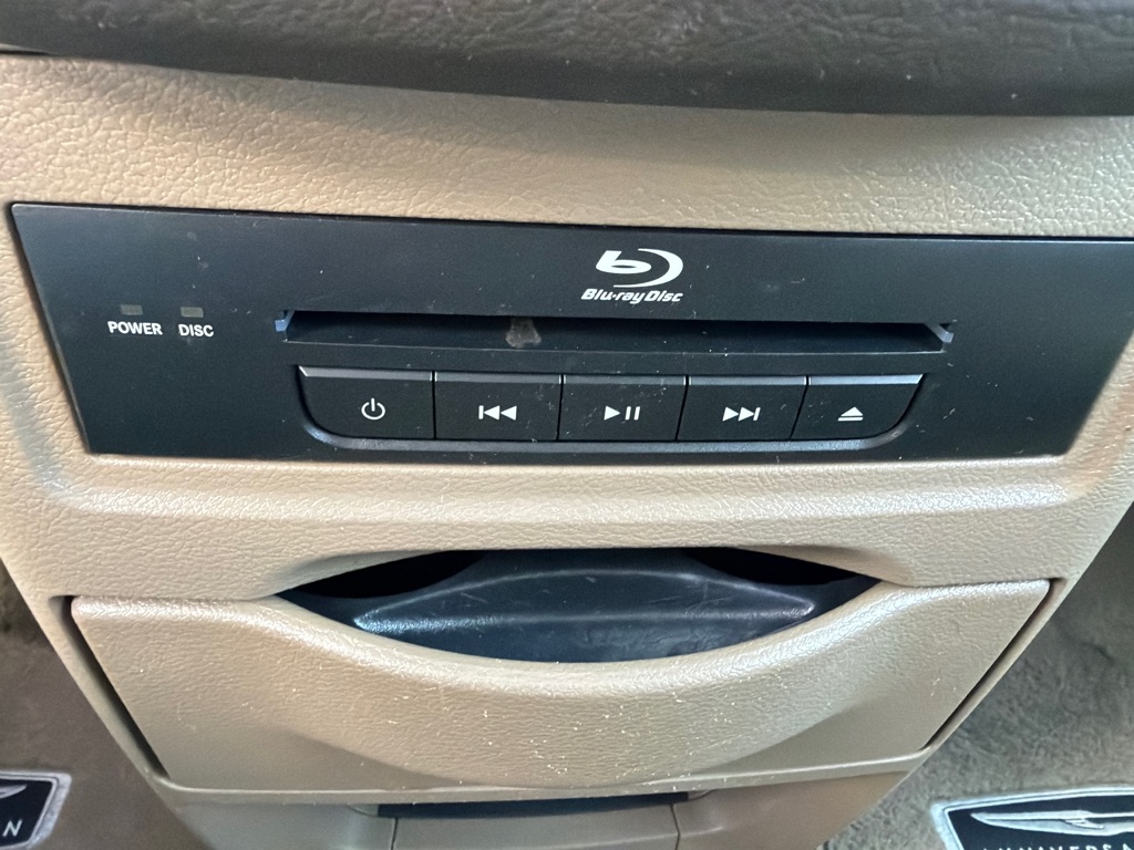 Photo 25 of this CHRYSLER TOWN & COUNTRY