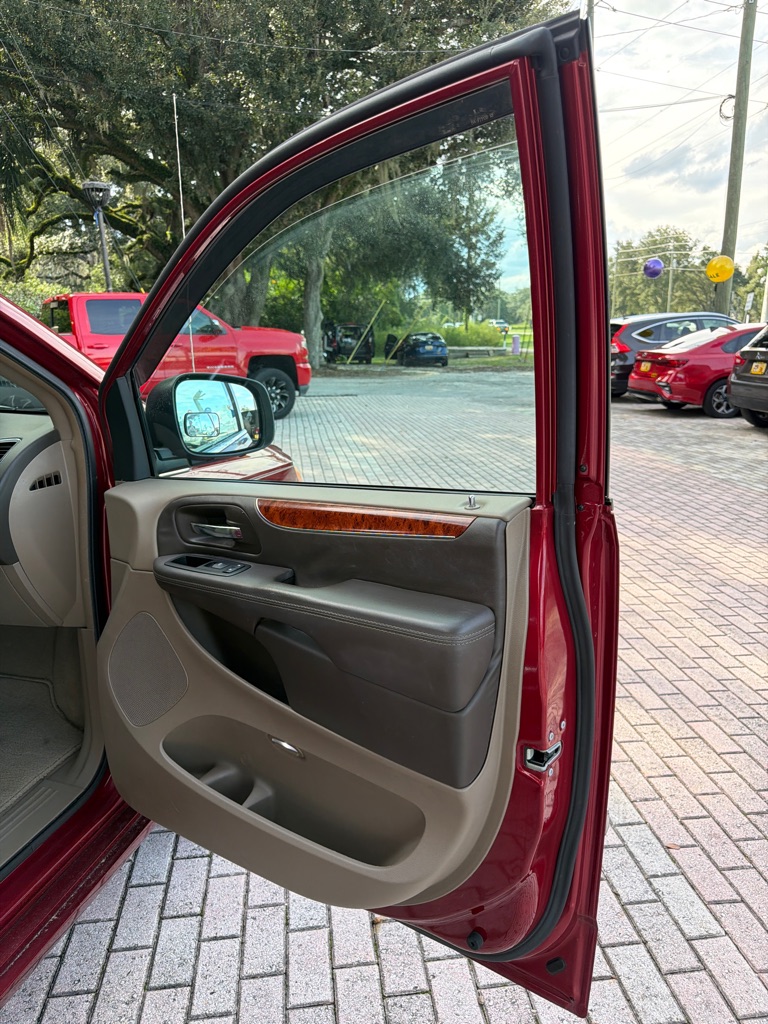 Photo 15 of this CHRYSLER TOWN & COUNTRY
