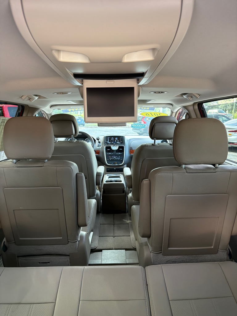 Photo 10 of this CHRYSLER TOWN & COUNTRY