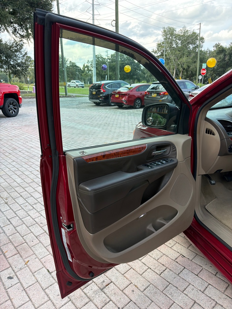 Photo 21 of this CHRYSLER TOWN & COUNTRY