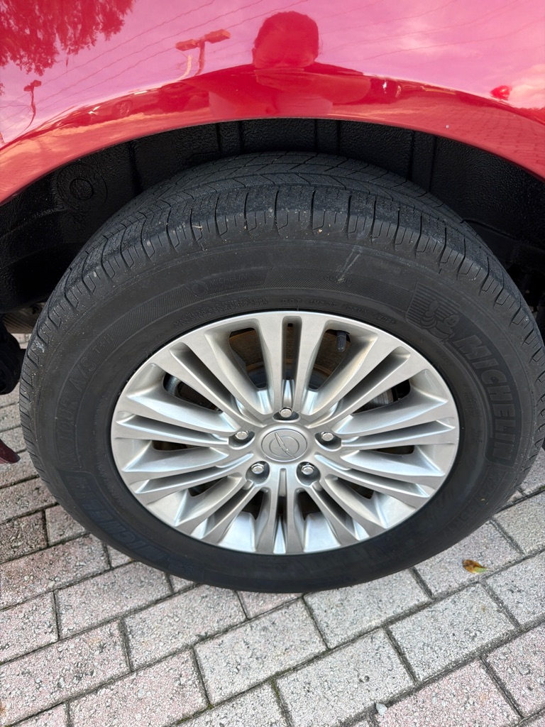 Photo 6 of this CHRYSLER TOWN & COUNTRY