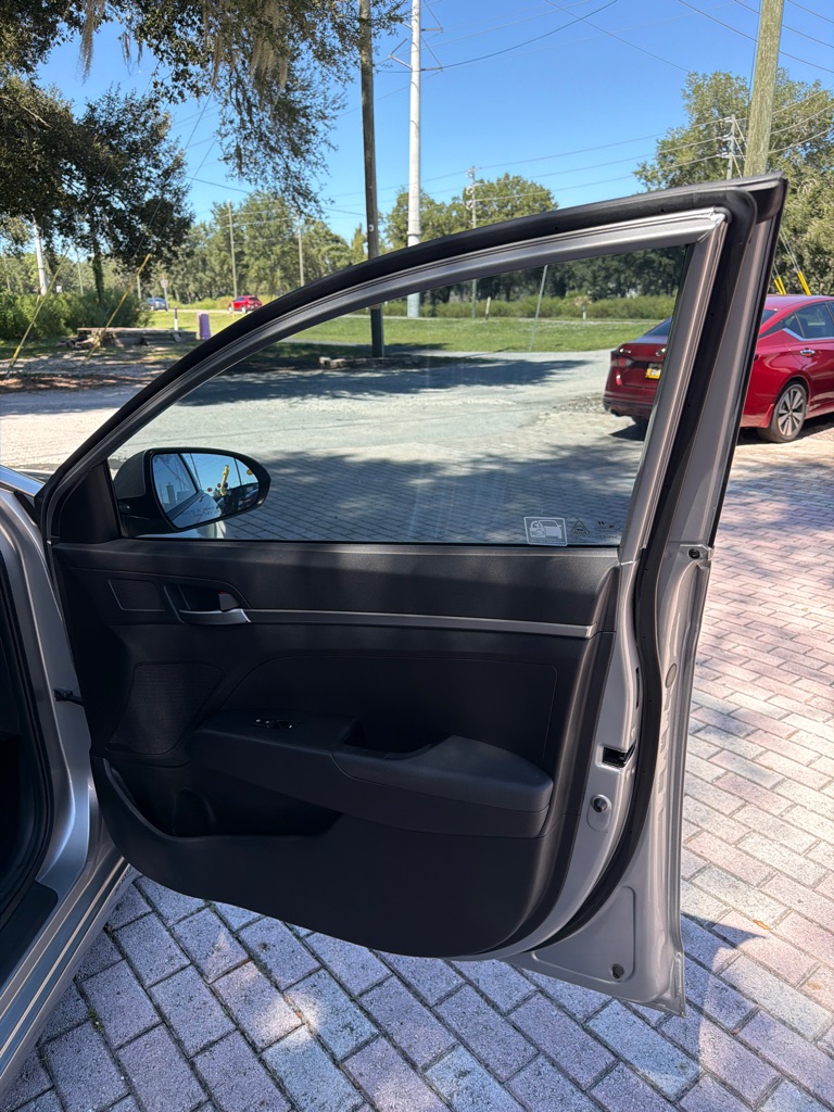 Photo 11 of this HYUNDAI ELANTRA