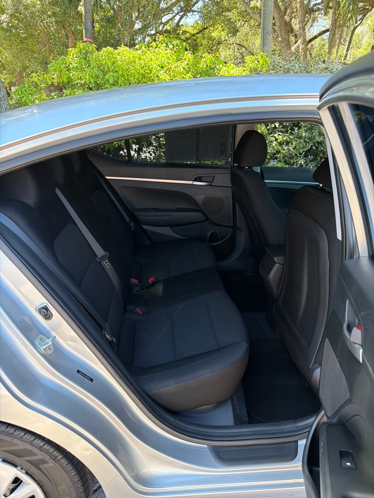 Photo 14 of this HYUNDAI ELANTRA