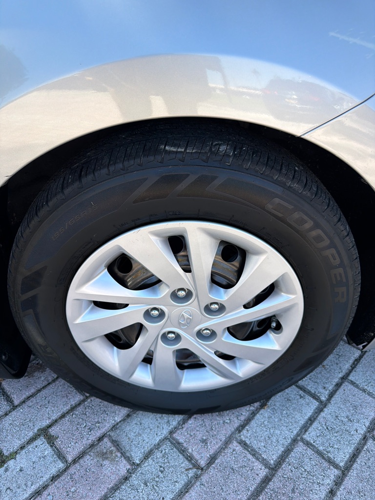 Photo 8 of this HYUNDAI ELANTRA