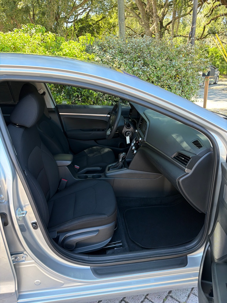 Photo 12 of this HYUNDAI ELANTRA