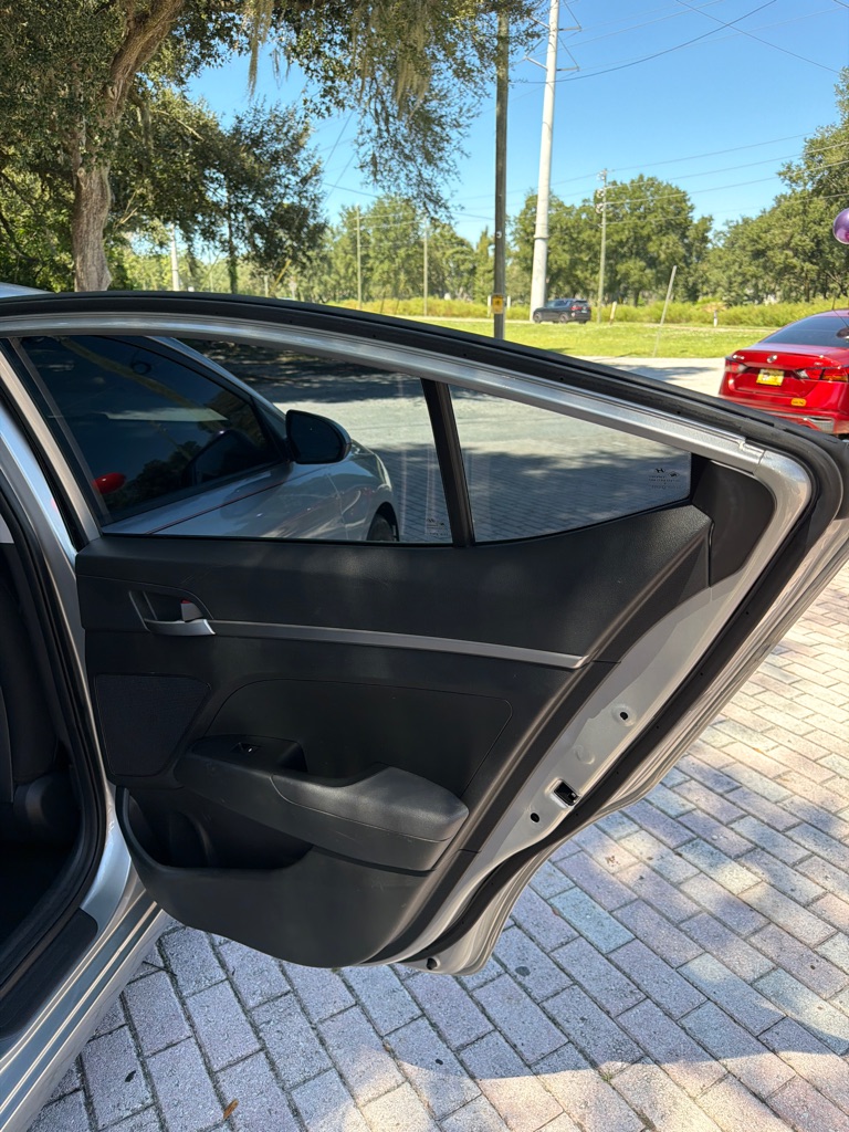 Photo 13 of this HYUNDAI ELANTRA