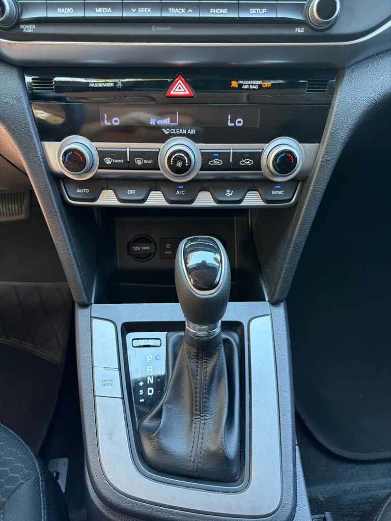 Photo 20 of this HYUNDAI ELANTRA