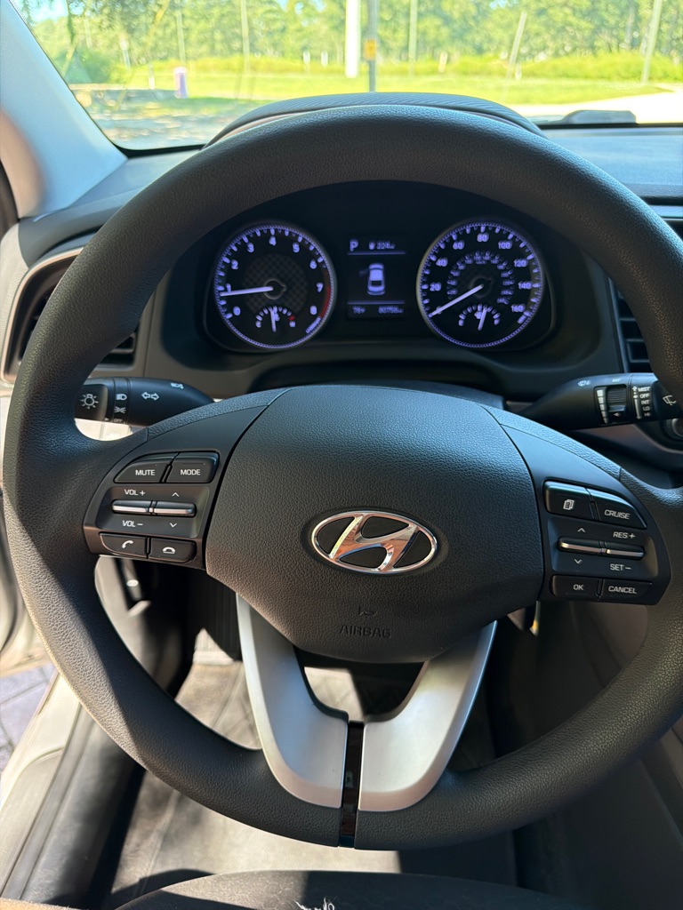 Photo 23 of this HYUNDAI ELANTRA