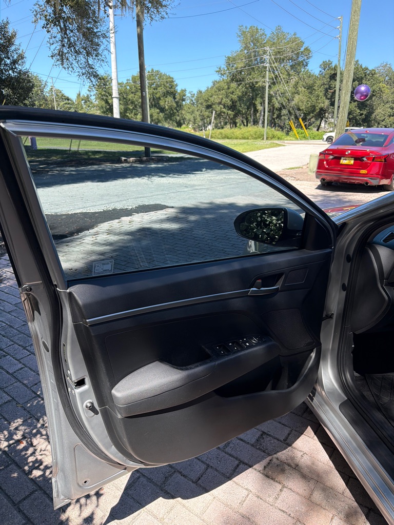 Photo 17 of this HYUNDAI ELANTRA