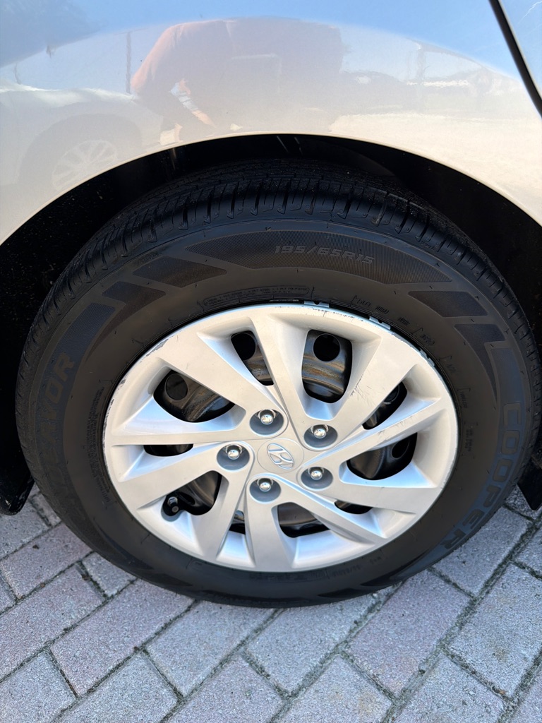 Photo 7 of this HYUNDAI ELANTRA