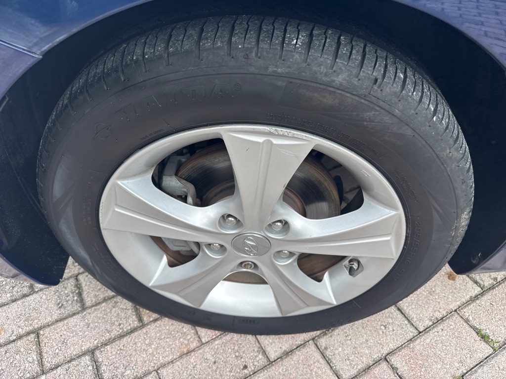 Photo 10 of this HYUNDAI ELANTRA