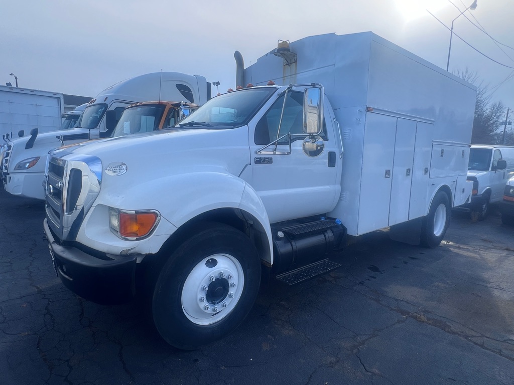 Photo 4 of this FORD F750