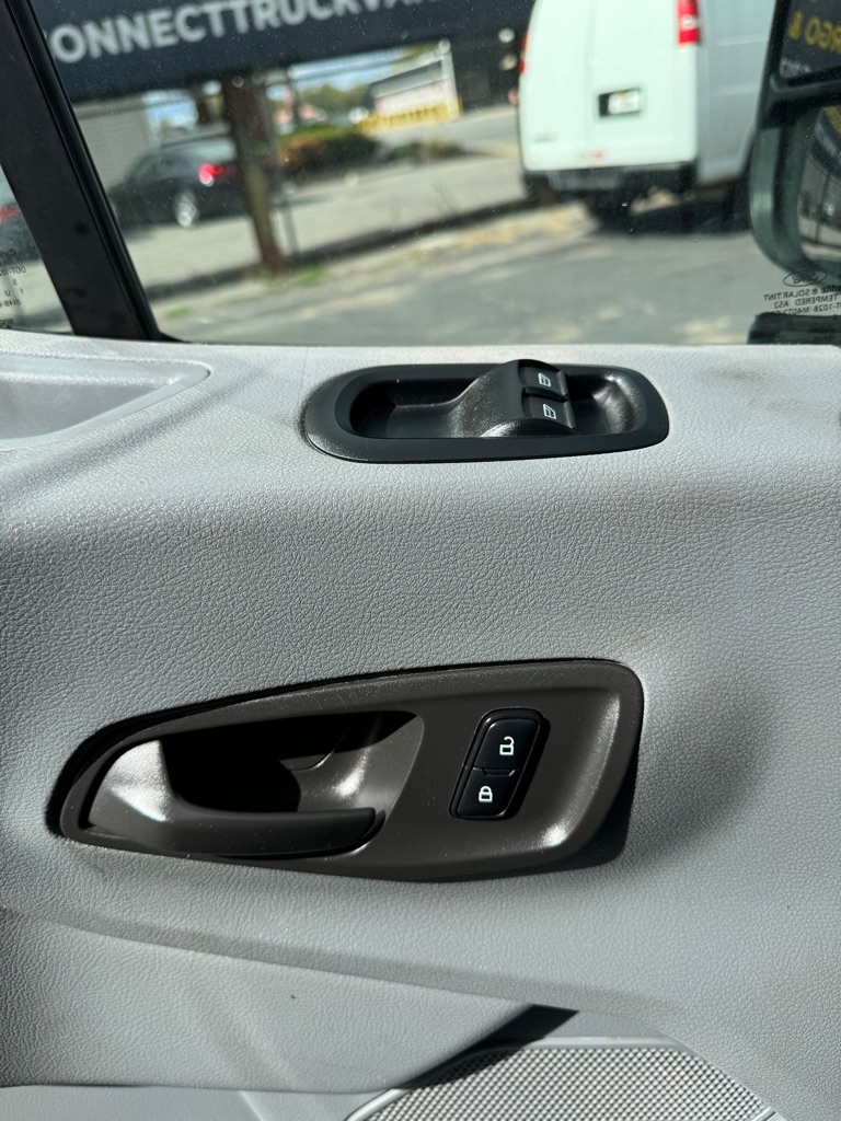 Photo 16 of this FORD TRANSIT