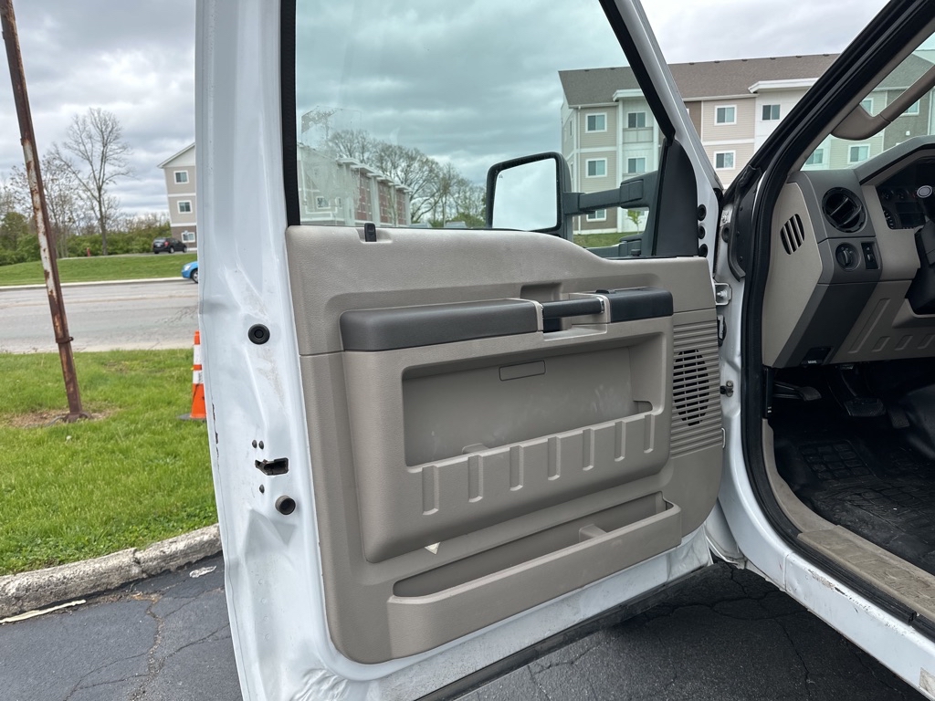 Photo 10 of this FORD F550