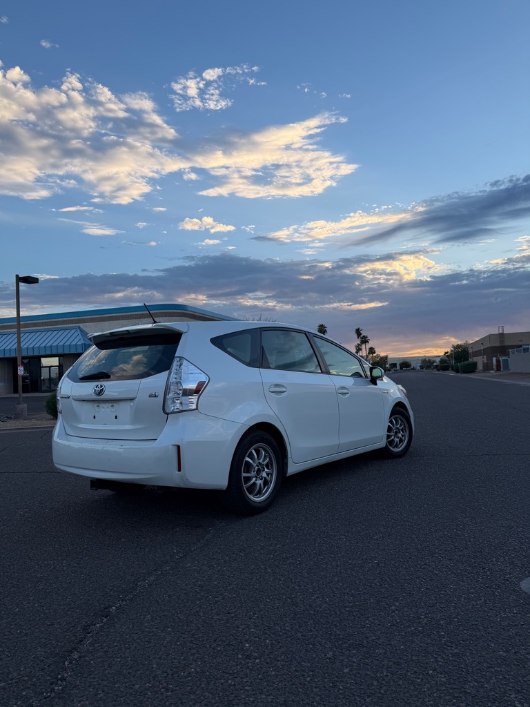 2014 Toyota Prius v Five - Photo 3